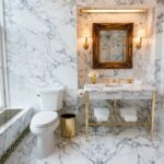 Ο Τραμπ καμαρώνει το καινούργιο μπάνιο του στο Λευκό Οίκο: «Πολυτελές, μαρμάρινο»