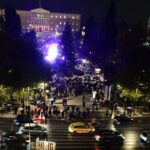 Υπό βροχή η φωταγώγηση του χριστουγεννιάτικου δέντρου στο Σύνταγμα