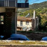 Αχαΐα: Ο 25χρονος χτύπησε, έχασε την ισορροπία του και έπεσε από τη μάντρα με τον τρίχρονο αγκαλιά