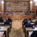 Θύελλα στη Βουλή λόγω «φραπέ»: Εισαγγελέα «δείχνει» η ΝΔ, βίαιη προσαγωγή ζητά η αντιπολίτευση