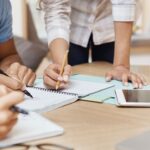 Έρχονται αυξήσεις σε μισθούς και συντάξεις και πάνω από 140.000 προσλήψεις – Ο «χάρτης» έως το 2029