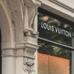 Ρώμη: Διάρρηξη σε αποθήκη της Louis Vuitton – Δράστες «καρφώθηκαν» με αυτοκίνητο πάνω σε βιτρίνα