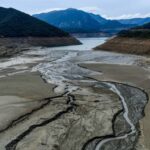 Μόρνος: Αποκαλυπτικές εικόνες από drone δείχνουν τη λίμνη να στερεύει – Σε χαμηλό 15ετίας