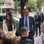 H συνάντηση Γκίλφοϊλ με μαθητές έξω από το Μέγαρο Μαξίμου – Τους χαιρέτησε έναν προς έναν