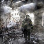 Στις φλόγες πολυκατοικίες στη Ζαπορίζια μετά από μπαράζ ρωσικών χτυπημάτων με drones – Δείτε βίντεο