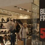 Black Friday: Στο «κυνήγι» προσφορών παρά την κακοκαιρία – Τι λένε οι καταναλωτές στο CNN Greece