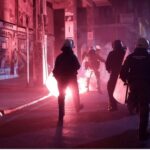 Εξάρχεια: Επίθεση με βόμβες μολότοφ σε αστυνομικούς – Συνελήφθησαν δύο νεαροί