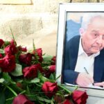 Σε κλίμα συγκίνησης η κηδεία του Αλέκου Φλαμπουράρη – Ποιοι λένε το «τελευταίο αντίο»