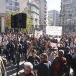 Με πανό «σώστε την κτηνοτροφία» οι αγρότες έξω από το υπουργείο Αγροτικής Ανάπτυξης
