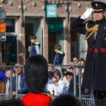 Ο βασιλιάς Κάρολος στερεί από τον Άντριου και τον τελευταίο στρατιωτικό του τίτλο