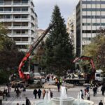 Χριστούγεννα στην Αθήνα: Έφτασε το δέντρο στο Σύνταγμα – Αναλυτικά το πρόγραμμα εκδηλώσεων του Δήμου