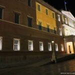 Στα πορτοκαλί «ντύθηκε» η Βουλή για την ημέρα ενάντια στην έμφυλη βία κατά των γυναικών