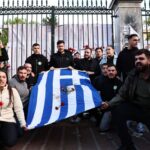 Στην κορυφή της πορείας η αιματοβαμμένη σημαία-σύμβολο του Πολυτεχνείου