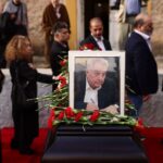 Θλίψη και συγκίνηση στην κηδεία του Αλέκου Φλαμπουράρη – Ποιοι έδωσαν το «παρών»