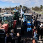 Έξω από το Αστυνομικό Μέγαρο Λάρισας αγρότες – Απαιτούν την απελευθέρωση των συναδέλφων τους