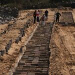 Συγκλονιστικές εικόνες από τους μαζικούς τάφους για τους χιλιάδες νεκρούς της Γάζας