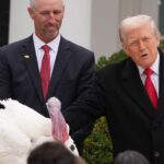 Ο Τραμπ έδωσε χάρη τις γαλοπούλες Gobble και Waddle για την Ημέρα των Ευχαριστιών