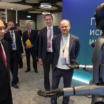 Ο χορός του… ρομπότ για τον Πούτιν: Ξάφνιασε τους σωματοφύλακες του ρώσου ηγέτη