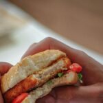 Διασωληνωμένος στη ΜΕΘ 22χρονος μετά από στοίχημα – Κατάπιε αμάσητο μπέργκερ