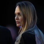 Με αλεξίσφαιρο γιλέκο στη Χερσώνα η Αντζελίνα Τζολί – Πραγματοποίησε ανθρωπιστική αποστολή