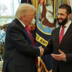Αρωματικές νότες στον Λευκό Οίκο: Η στιγμή που ο Τραμπ ψεκάζει με άρωμα τον πρόεδρο της Συρίας