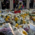 Χονγκ Κονγκ: Λουλούδια, μεσίστιες σημαίες και απέραντη θλίψη για τα θύματα της φονικής πυρκαγιάς