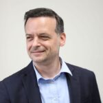 «Όλο και πιο χαμηλά»: Πυρά Δούκα για την αφαίρεση των Πολεοδομιών από τους Δήμους