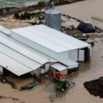 Κακοκαιρία στην Αλβανία: Μία νεκρή και εκατοντάδες κάτοικοι απομακρύνθηκαν εσπευσμένα από τα σπίτια