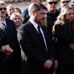 Το τελευταίο «αντίο» στον πατέρα του Νίκου Χαρδαλιά – Συγγενείς, φίλοι, υπουργοί στην κηδεία