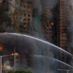 Χονγκ Κονγκ: Εικόνες που κόβουν την ανάση από τη φωτιά στον ουρανοξύστη – Τραυματίες, εγκλωβισμένοι