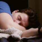 Ερευνητές εντόπισαν την ακριβή στιγμή που ο εγκέφαλος «κατεβάζει διακόπτη» για να κοιμηθούμε