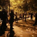 Θεσσαλονίκη: Επίθεση με μολότοφ σε διμοιρία των ΜΑΤ – Φωτιές και ζημιές σε οχήματα – 18 προσαγωγές