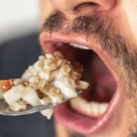 Ποιες τροφές μας κάνουν να μυρίζουμε άσχημα και ποιες όμορφα