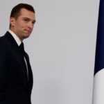 Γαλλία: Ηλικιωμένος πέταξε αβγό στον Ζορντάν Μπαρντελά στην παρουσίαση βιβλίου του
