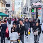 Τι ώρα κλείνουν καταστήματα και σούπερ μάρκετ παραμονή Χριστουγέννων – Το ωράριο