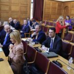 Στον Εισαγγελέα στέλνει η ΝΔ τον «Φραπέ» – Η παρουσία του στη Βουλή αποκαλύπτει την περιφρόνησή του