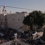 Χαρμολύπη στη Βηθλεέμ που γιορτάζει τα πρώτα Χριστούγεννα μετά από δύο χρόνια