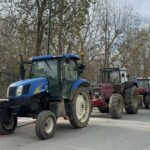 Στο κέντρο των Τρικάλων οι αγρότες με τα τρακτέρ – Πέταξαν σανό σε γραφεία βουλευτών
