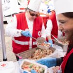 Ο Ελληνικός Ερυθρός Σταυρός μοίρασε γεύματα αγάπης σε άπορους και άστεγους στο Θησείο