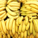 Βρετανία: Χιλιάδες μπανάνες ξεβράστηκαν στις αγγλικές ακτές μετά από ανατροπή φορτηγού πλοίου