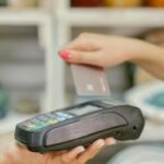 Κάρτες: Έρχονται αναλήψεις μετρητών στα εμπορικά καταστήματα και πληρωμή εισιτηρίου μέσα στο ΚΤΕΛ