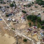 Πλημμύρες στην Ινδονησία: Ξεπέρασαν τους 900 οι νεκροί