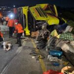 Ινδονησία: Λεωφορείο βγήκε από το δρόμο και έπεσε σε μπάρες – 16 νεκροί και δεκάδες τραυματίες