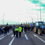 Η έκπληξη των αγροτών σε αστυνομικό – Της έφεραν τούρτα για τα γενέθλια της