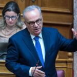 Άγρια κόντρα Παπαθανάση – Πολάκη στη Βουλή: «Χειροκροτούσατε Βαρουφάκη, εμείς Πιερρακάκη»