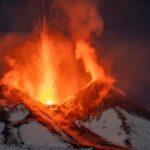 Εντυπωσιακές εικόνες: «Ξύπνησε» πάλι η χιονισμένη Αίτνα – Εκτοξεύει τέφρα και καπνό