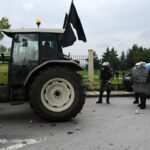 Αγρότες: Η στιγμή που τρακτέρ τρέχει με όπισθεν να σπάσει τον αστυνομικό κλοιό – «Πάτα τον» φώναζαν