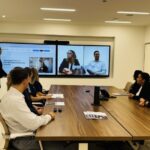 Υπερσύγχρονη αίθουσα τηλεδιάσκεψης του Affidea NeuraCare με την σφραγίδα αξιοπιστίας της Active