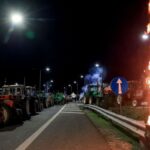 Αγρότες: «Κόπηκε» στα δύο η χώρα από το μπλόκο της Νίκαιας – «Μπλακ άουτ» και στο Μπράλο