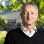 Ο «νονός του ΑΙ» για το μέλλον της εργασίας: ο Γκέιτς, ο Μασκ και η μαζική ανεργία που έρχεται